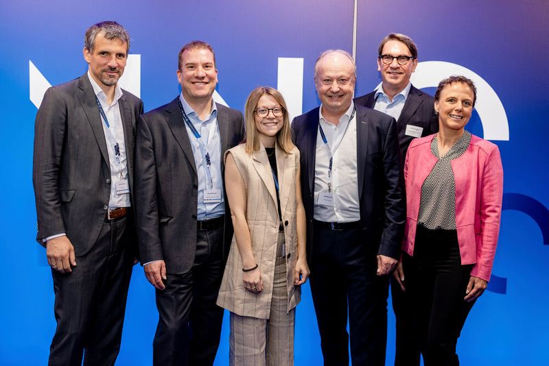 (v.l.) Tommy Grosche (Country Manager Germany, Fortinet), Martin Bitzinger (Senior Vice President Product Management & Marketing, Mitel), Alisa Ehrk (Vice Chair of the Board, Dierck Group), Wolfgang Ehrk (CEO, Dierck Group), Dirk Henniges (Geschäftsführer Compass Gruppe), Sylvia Lösel (Chefredakteurin IT-BUSINESS) (Bild: Dierck Group)