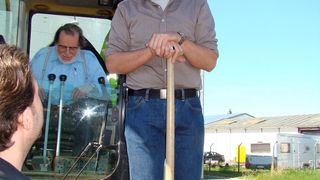 Geschäftsführer Frank Bungartz beim ersten Spatenstich für die neue Halle. (Bild: Bungartz)