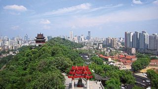 In der chinesischen Metropole Wuhan ist das neue Coronavirus Ende Dezember 2019 erstmals nachgewiesen worden. (WuhanSkyline / Andrew Horne / CC BY-SA 3.0)