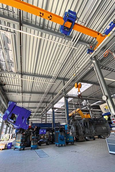 Über 31 Tore gelangen die Fahrzeuge in die Hallen. (Bild: Stern Center Regensburg)