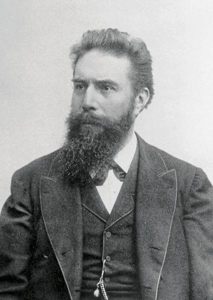1895 – die Ära der Röntgenstrahlen beginnt: Wir schreiben das Jahr 1895: Am Physikalischen Institut der Universität Würzburg experimentiert der Physiker Wilhelm Conrad Röntgen mit Kathodenstrahlen, als er am 8. November zufällig entdeckt, dass die Strahlen Papier, Holz und weichere Materialien durchdringen. Röntgen lenkt die Strahlen auf Fotoplatten und erhält so die ersten Röntgenbilder. Röntgen nannte die später nach ihm benannten Strahlen X-Strahlen. Seine Entdeckung revolutionierte unter anderem die medizinische Diagnostik und führte zu weiteren wichtigen Erkenntnissen des 20. Jahrhunderts. Schnell erkannten Mediziner praktische Anwendungen: Neben der Röntgendiagnostik mit Fotoplatten begannen die Ärzte mit der Bestrahlung von Krebs- und Tuberkulose-Kranken. An mögliche Nebenwirkungen dachte niemand. Zum Wohle der Allgemeinheit verzichtete Röntgen darauf, sich seine Entdeckung patentieren zu lassen. 1901 erhielt er für seine Entdeckung als erster Preisträger überhaupt den Nobelpreis für Physik.  (Bild: Universität Würzburg)