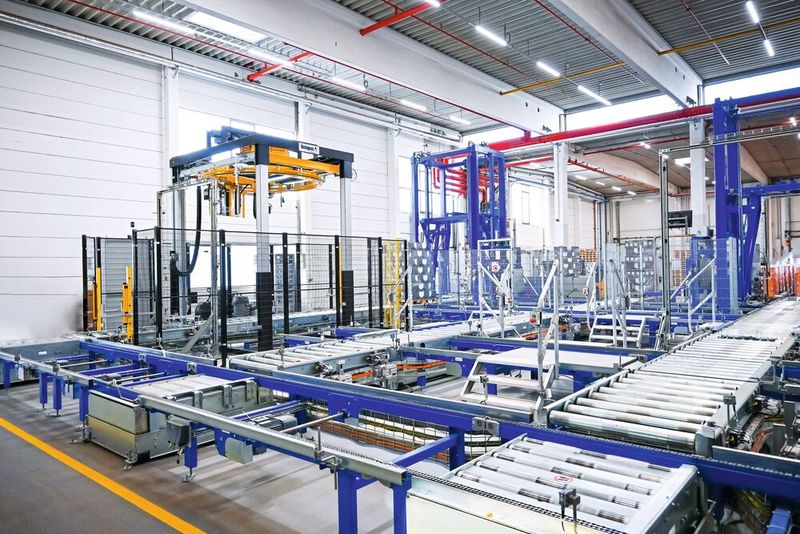 Im Wareneingang: Fördertechnik, Palettendoppler, Wickler. (Bild: Vitakraft)