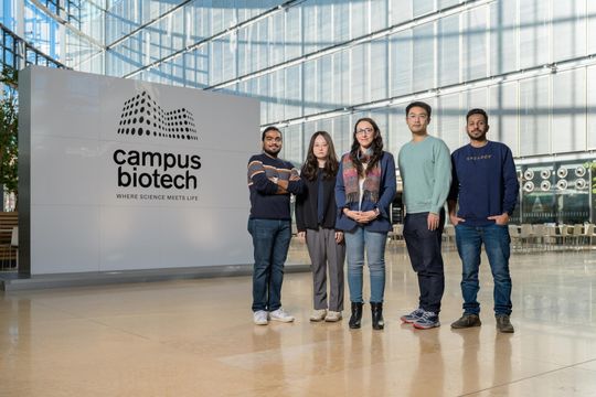 Das Team des Integrated Neurotechnologies Lab am Genfer Campus der EPFL. Von links: Amitabh Yadav, Jieun Joo, Mahsa Shoaran, Jinhan Liu und Daney Alex.(Bild:  EPFL / Lundi13, CC-BY-SA 4.0)