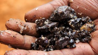 Eine Hand voll Zinnerz: Die östlichen Provinzen der DR Kongo sind reich an Zinn, Tantal, Wolfram und Gold. (Bild: Sasha Lezhnev/Enough Project)
