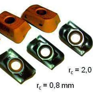 Bild 2: Die Bearbeitung der Proben erfolgt mit Hilfe von Wendeschneidplatten, die unterschiedliche Schneideckenradien aufweisen. Die thermische Belastung der Bauteile nimmt mit ansteigendem Schneideckenradius zu.  Bilder: WBK