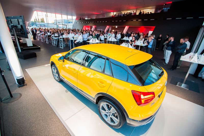 Rund 400 geladene Gäste konnten den Q2 in Augenschein nehmen. (Bild: Autohaus Berolina)