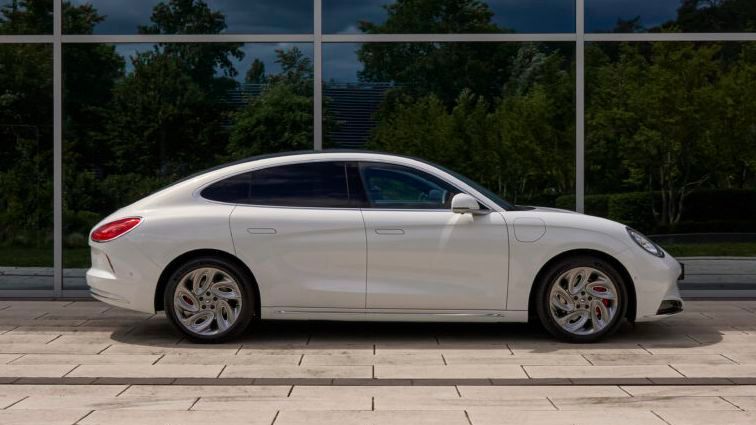 Die sehr flache Schnauze mit Rundscheinwerfern im Elfer-Stil, das üppig verglaste Passagierabteil mit abfallender Dachlinie und die von Bentley geliehenen Oval-Rückleuchten sind auf jeden Fall ein Hingucker. (Bild: GWM)