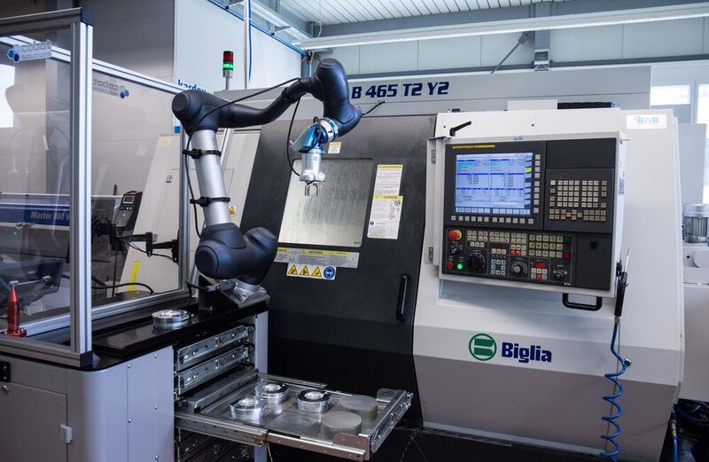 In der Produktionshalle der Wefag AG im schweizerischen Fällanden unterstützt eine kollaborative Applikation von Onrobot bei der Fertigung: Sie bestückt eine CNC-Maschine mit Werkstück-Rohlingen.