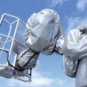 Der PMA-Kabelschutz ist für zahlreiche Sensoren (inkl. der Zuleitungen) an diesem Korb eingesetzt, um diese vor mechanischen Beschädigungen und sonstigen Einflüssen auf hoher See zu schützen.