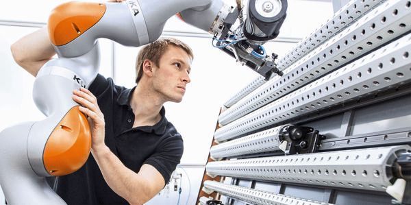 Mit digitalen Lösungspaketen wollen Kuka und T-Systems den Mittelstand unterstützen. (Bild:  Kuka / Claus Brechenmacher & Reiner Baumann)