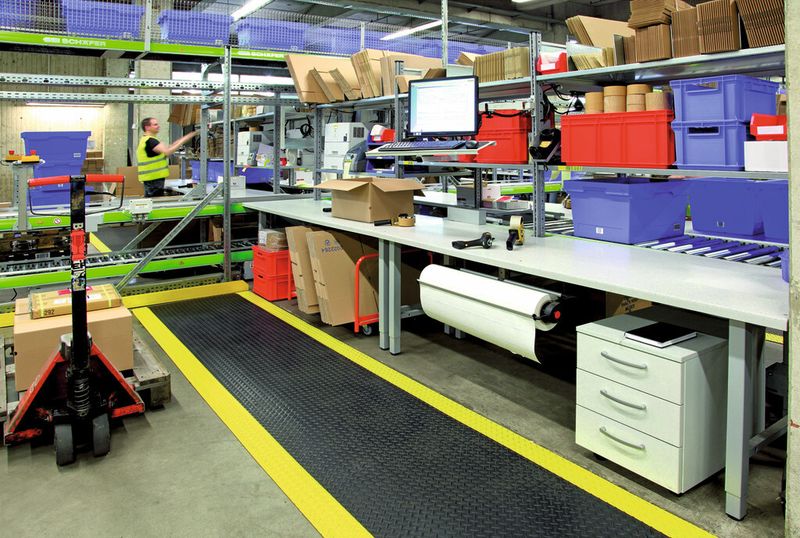 Bild 2: Arbeitsplatzlösungen sollen flexibel, körperlich entlastend, gesunderhaltend und individualisierbar sein. (Bild: SSI Schäfer)