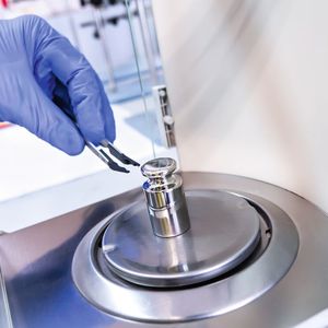 Wägetechnik: Die 8 häufigsten Fehlerquellen
Das präzise Wiegen auch kleinster Mengen ist im Labor von entscheidender Bedeutung, um korrekte und reproduzierbare Ergebnisse zu gewährleisten. Es gibt jedoch eine Vielzahl von Faktoren, die das Ergebnis beeinträchtigen können, von denen Sie möglicherweise bisher noch nichts wussten. In dieser Bildergalerie haben wir alle 8 Fehlerquellen laut des Herstellers Ohaus  zusammengefasst, um die Genauigkeit Ihrer Messungen zu verbessern. (Bild: javidestock - stock.adobe.com)