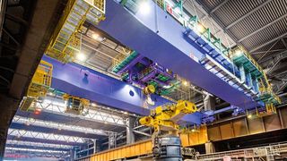 Schwerpunkt der Modernisierung des Stahlwerks: Austausch des Pfannentransportkrans, der in der Werkshalle die Pfannen mit 265 Tonnen flüssigem Stahl vom Konverter zur Stranggießanlage transportiert. (Thyssenkrupp)