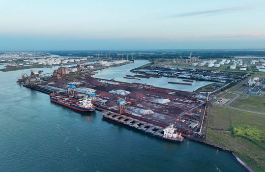 Blick auf das EECV-Terminal im Rotterdam-Europoort. Von den bisherigen vier Schiffentladern ist einer jetzt veraltet. Thyssenkrupp Steel und Partner wollen jetzt in einen neuen investieren. Der soll aber nicht nur fitter sein sondern auch weitere Vorzüge in die Stahlwelt von morgen bringen. Blick auf das EECV-Terminal im Rotterdam-Europoort. Von den bisherigen vier Schiffentladern ist einer jetzt veraltet. Thyssenkrupp Steel und Partner wollen jetzt in einen neuen investieren. Der soll aber nicht nur fitter sein sondern auch weitere Vorzüge in die Stahlwelt von morgen bringen.