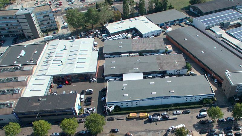 Am Hauptsitz der Carl Friederichs GmbH in Frankfurt befinden sich Abteilungen für Fahrzeugbau und Unfallinstandsetzung. (Carl Friederichs GmbH)