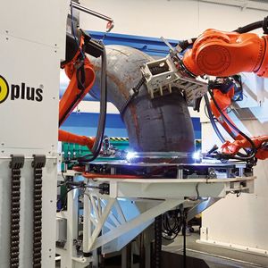 Der große Kuka-Handlingroboter hebt den Rohrbogen millimetergenau in Position über das eingespannte Rohrende und hält ihn zuverlässig während des gesamten Fertigungsprozesses.(Bild:  Walter Lutz / Isopuls)