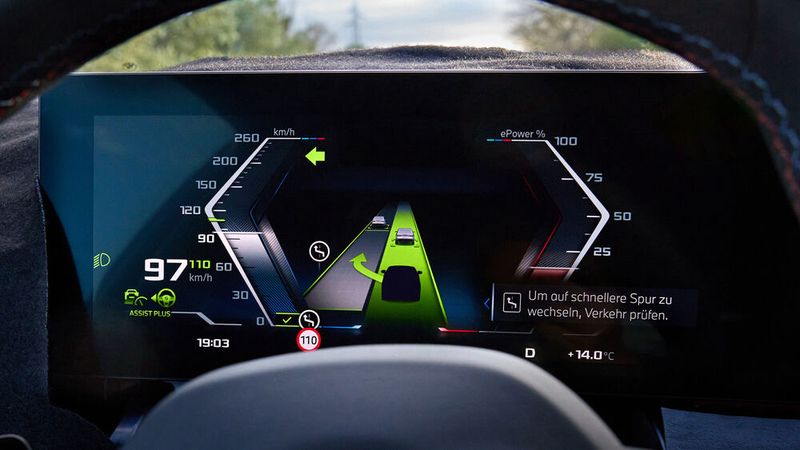 Das Head-up-Display enthält im Gegensatz zu einigen Wettbewerbern keine Pfeile, die sich im Raum vor- und zurückbewegen. (Bild: Autoren-Union Mobilität/BMW)