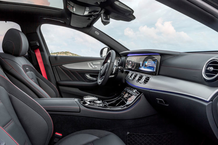 Auch innen folgt das T-Modell dem Design der Limousine. Die Armaturentafel dominieren auf Wunsch zwei breite, hochauflösende Displays mit jeweils 12,3 Zoll Bilddiagonale. Unter einem gemeinsamen Deckglas bilden sie ein Widescreen-Cockpit. (Daimler)