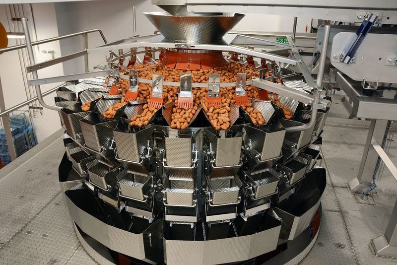 Die 24-köpfige Mehrkopfwaage CCW-RV bei der Verarbeitung von Cocktailwürstchen. (Ishida)