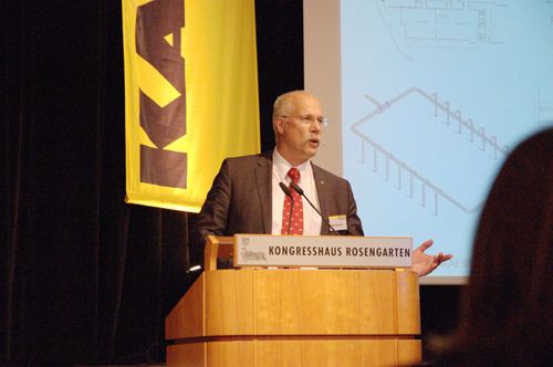 Erwin Ruppelt (Projektingenieur) demonstrierte die Einsparmöglichkeiten bei moderner Drucklufterzeugung an konkreten Beispielen.  (Archiv: Vogel Business Media)