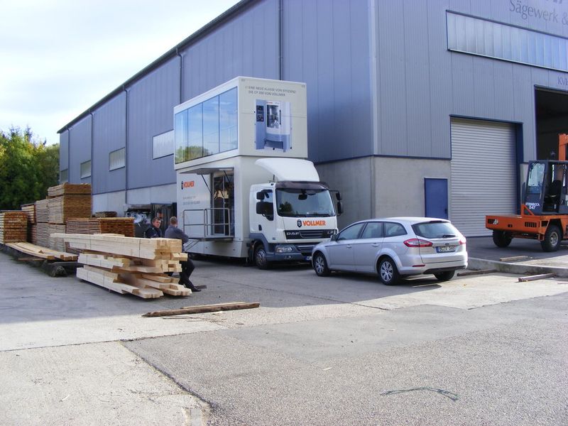 Bild 8: Der Vollmer-Doppeldecker-Truck vor der Halle eines Holz verarbeitenden Betriebs. (Bild: Vollmer)