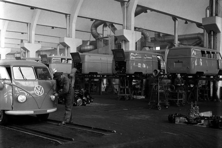 Statt des Zentralrohrrahmens bekommt der Bus eine selbsttragende Karosserie, die auf einem Leiterrahmen sitzt. Der Motor hat 1.131 ccm Hubraum und leistet 18 kW bei 3.300 U/min. Der Bus befördert bis zu acht Personen. (Foto: VWN)