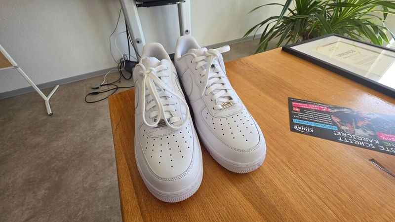 Die hochwertigen Sneaker hätten bereits manch einen Auszubildenden überzeugt, sich für Kühne zu entscheiden, versichern die Geschäftsführer. (Bild: Mauritz – VCG)
