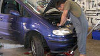 Servicemitarbeiter Eugen Keib nutzt die technischen Reparatur- und 
Einstelldaten von Tec Doc.  (Foto: Rubbel)