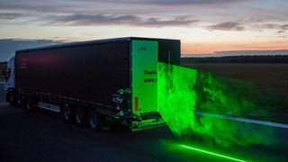Gespenstisches Bild: Mit einem grünen Laser und einem Rauchgenerator wird überprüft, ob die im Windkanal ermittelten Modelle auch in der Realität zutreffen. (Fotos: DLR)
