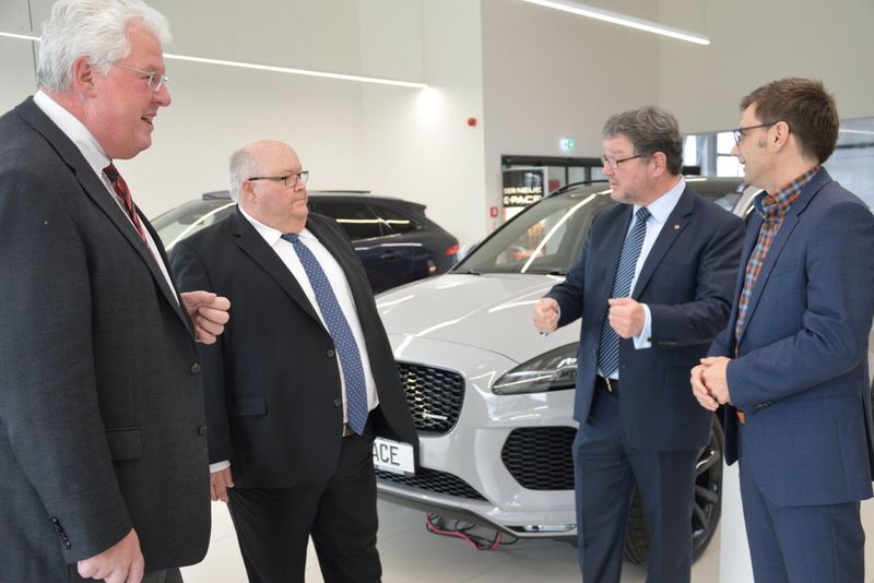 Das Autohaus Geisser hat sich für den Vertriebs Award 2018 beworben. Geschäftsführer Michael Walter (2.v.r.) stand den Fragen der Jury-Mitglieder Rede und Antwort. (Bild: Achter/»kfz-betrieb«)