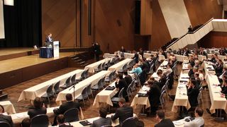 Hartmut Rauen, Mitglied der Hauptgeschäftsführung VDMA, begrüßte am 25. März mit seiner Eröffnungsrede die mehr als 260 Experten aus dem Bereich Antriebstechnik. (Bild: Horn)