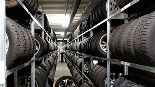 Das Bundeskartellamt verfolgt derzeit Verstöße gegen die Preissetzungsfreiheit im Reifenmarkt. (Bild: Rosenow/»kfz-betrieb«)