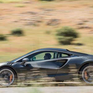 Mit 4,6 Litern ist der Artura nicht nur der sparsamste McLaren aller Zeiten, sondern auf dem Papier sogar genügsamer als ein VW Golf.(Bild:  McLaren)