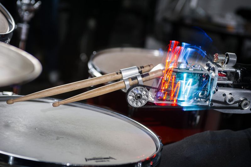 Die Spezialprothese mit zwei Drumsticks im Einsatz (GeorgiaTech)