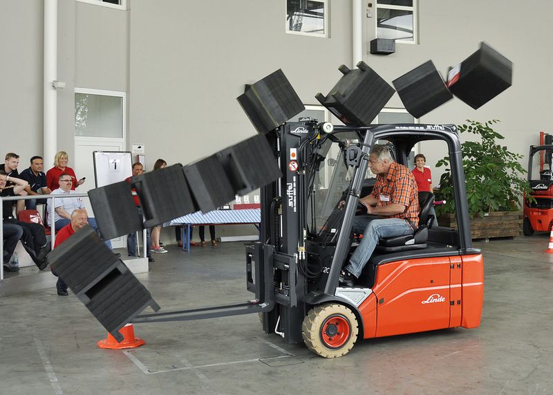 Das geringe Gewicht der zu stapelnden Quader machte die Aufgabe im Finale zu einem echten Balanceakt. (Bild: Suffel)