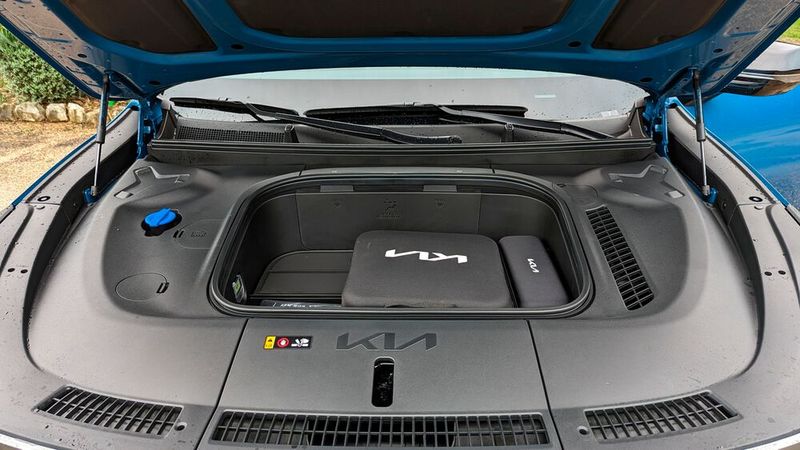 Vorn unter der Haube findet sich ein kleines Fach mit 52 (Allrad) oder 90 Litern Stauvolumen. (Bild: Rosenow – VCG)