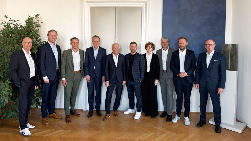 Hans-Jörg Frieauff (3.v.l.), Geschäftsführer von Goldbeck: „Rechenzentren sind das Rückgrat der digitalen Infrastruktur. Zusammen mit Zaunergroup leisten wir einen Beitrag zur digitalen Zukunft Europas, stets in enger Partnerschaft mit unseren Kunden und den beteiligten Gewerken. So schaffen wir Orte, an denen Daten sicher, stabil und nachhaltig fließen.“ (Bild:  Goldbeck)