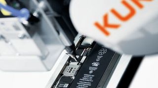 Der KR 3 AGILUS von Kuka gilt als der schnellste Roboter seiner Klasse. Seine hohe Flexibilität und Präzision ermöglichen effiziente Automatisierungslösungen für kleinste Bauteile.  (Bild: Kuka)