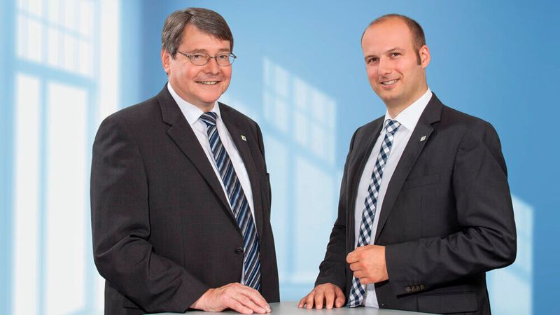 Alexander Schmidt (links) übergibt die Unternehmensleitung vollständig an seinen Sohn Steffen Schmidt (rechts). (Bild: IPG Automotive)