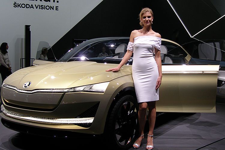 Zwar buhlen auf der IAA 2017 nicht ganz so viele Aussteller um die Gunst der Besucher, wie in früheren Jahren – ein zusätzlicher Blickfang kann aber nicht schaden. (Grimm / »kfz-betrieb«)