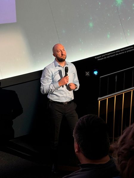 Daniel Papp: „Wir haben ein Modell der Elektrokonstruktion gebaut, in dem die KI arbeiten darf, aber nicht die Wahrheit besitzt.“ (Bild: Stefanie Michel)