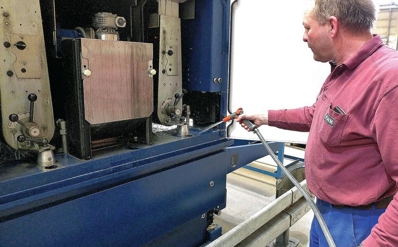 Die Schleifmaschine bietet genügend Freiraum für ein bequemes Reinigen der Maschine. (Bild: Springfeld)