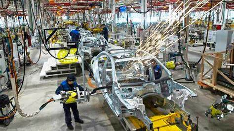 In rund zehn Jahren könnten die Babyboomer vom Arbeitsmarkt verschwunden sein und mit ihnen wertvolles Fachwissen. Unternehmen wie Continental, Mercedes-Benz und die Lufthansa versuchen nun mit neuen Ideen, die Mitarbeiter zu halten.(Bild:  Mercedes-Benz)