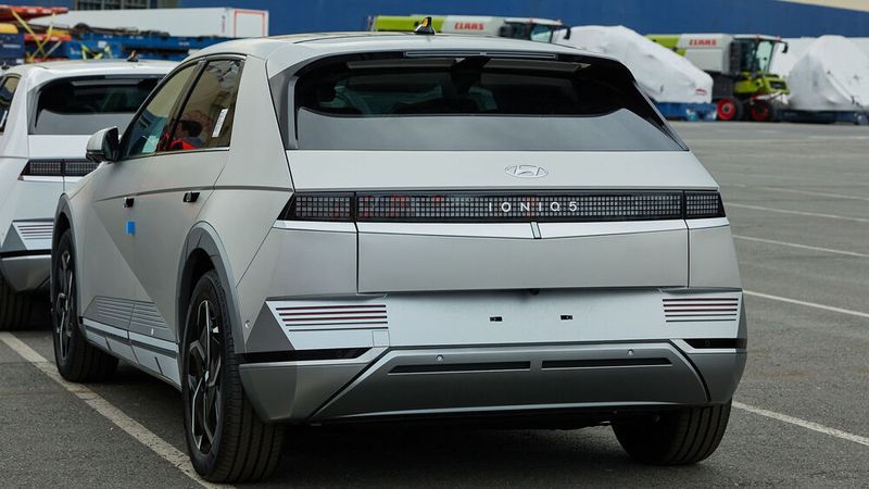 In Bremerhaven werden etwa 800 bis 1.000 Hyundai-Fahrzeuge pro Schiff gelöscht. (Bild: Hyundai)