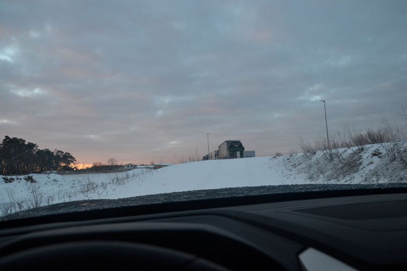 Auf Knopfdruck wird die Antriebskraft zusätzlich an die Vorderräder geleitet. Das Umschalten ist auch während der Fahrt möglich, was all diejenigen besonders freut, ... (Michel / »kfz-betrieb«)