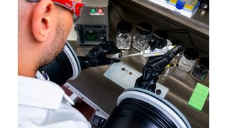 Im Batterielabor prüft Lanxess den Einfluss von Eisenoxid- und Eisenphosphat-Qualitäten in LFP-Materialien direkt in Batteriezellen und schafft so eine fundierte Basis für die Bewertung ihrer Leistungsfähigkeit. (Bild: Lanxess)