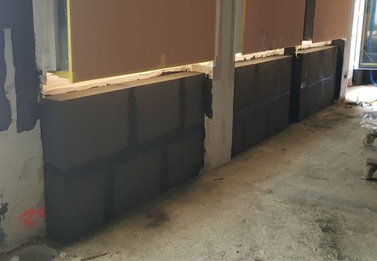 Durch seine geschlossenzelligen Struktur übernimmt Foamglas gleichzeitig die Funktion von Wärmedämmung sowie Dampf- und Kapillarsperre – ideal für feuchtebelastete Räume wie Schwimmbäder. (Foto:  Pittsburgh Corning (Schweiz) SA)