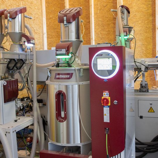 Metering, material loading and drying technology from Wittmann. Metering, material loading and drying technology from Wittmann.