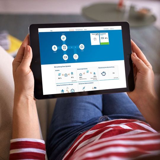 (Durch den Einsatz intelligenter Steuerungssysteme können die Hausbewohner ihren Energieverbrauch optimieren und die Energieeffizienz des Hauses erhöhen. Bildquelle: © Elektro+/Hager Vertriebsgesellschaft)