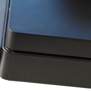 Rechts am Bedienfeld des Scanners sitzt eine USB-Buchse für das direkte Speichern der Scandateien auf einen USB-Stick.(Bild:  Avision)